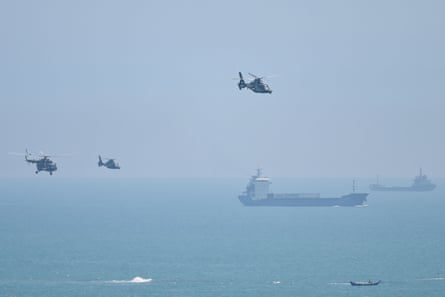 Chinesische Militärhubschrauber fliegen über die Insel Pingtan, einen der Orte, die Taiwan auf dem chinesischen Festland am nächsten liegen