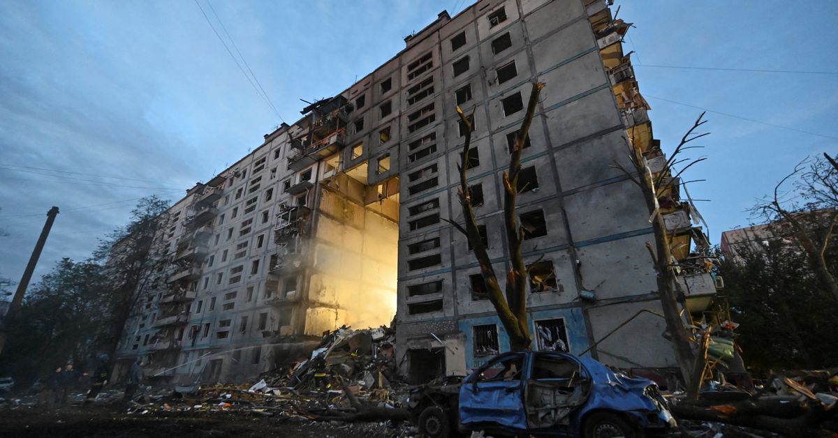 Photo of Ukrainische Beamte sagten, bei einem Raketenangriff auf die Stadt Saporischschja seien 13 Menschen getötet und Dutzende verletzt worden
