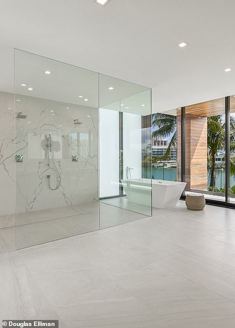 GEÖFFNET: Das Design des beeindruckendsten Herrenhauses in Miami wurde um raumhohe Fenster erweitert