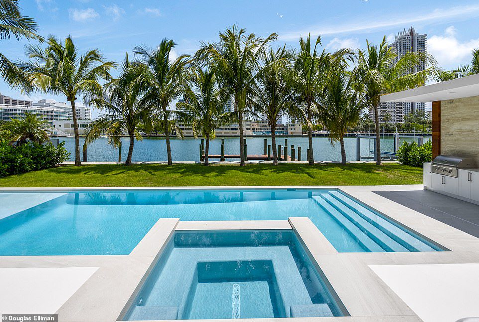 Tropischer Zufluchtsort: Es gibt einen großen Pool und ein Spa im weitläufigen, von Palmen gesäumten Hinterhof