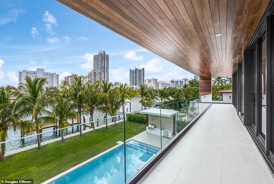 Stadt: Vom Balkon im zweiten Stock hat Future die Möglichkeit, einen Teil der Skyline von Miami zu sehen