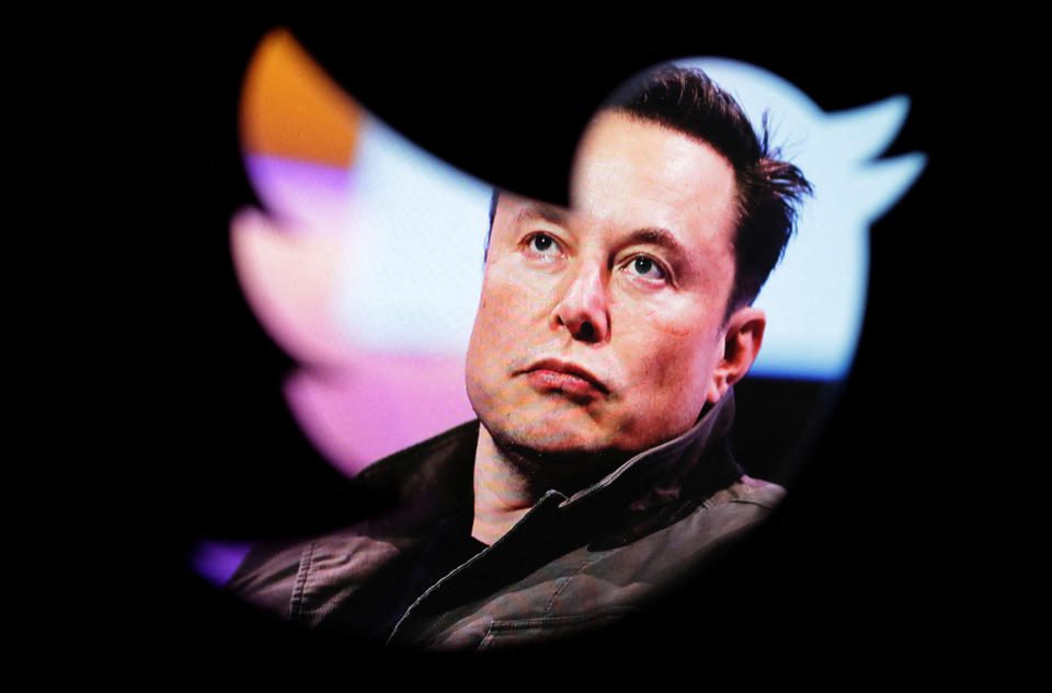 Das Bild von Elon Musk ist in dieser Illustration vom 28. Oktober 2022 durch das Twitter-Logo zu sehen. REUTERS/Dado Ruvic/Illustration