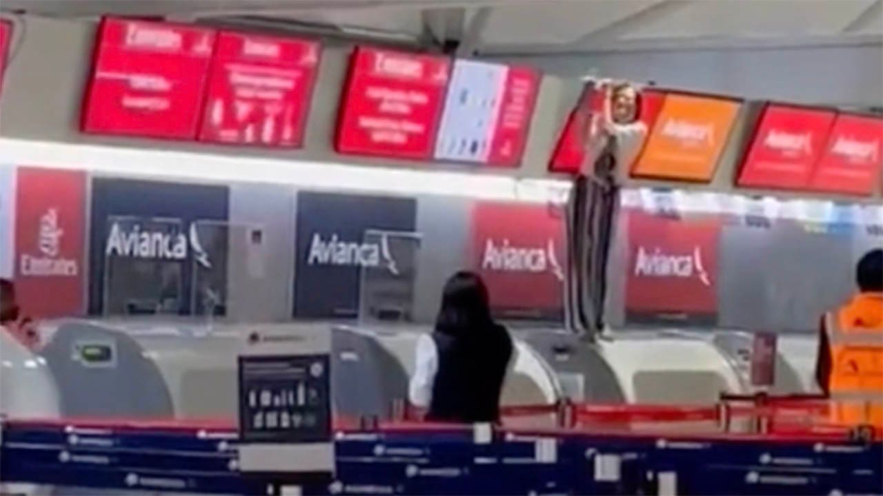 Photo of Wutanfall eines Reisenden: In einem Video wird eine Frau gezeigt, die einen Check-in-Mitarbeiter einer Fluggesellschaft am Flughafen von Mexiko-Stadt angreift