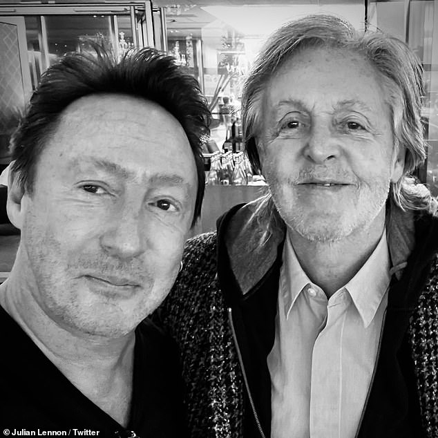 Photo of Julian, Sohn von John Lennon, trifft am Flughafen auf seinen Beatle-Kollegen Sir Paul McCartney