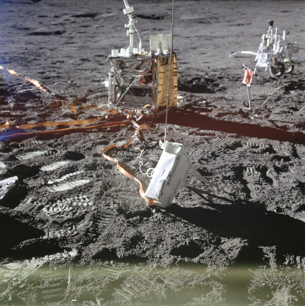 Nahaufnahme von zwei Komponenten des Apollo Lunar Experiment Package (ALSEP), die von Apollo 14-Astronauten während ihres ersten Mondflugs eingesetzt wurden.