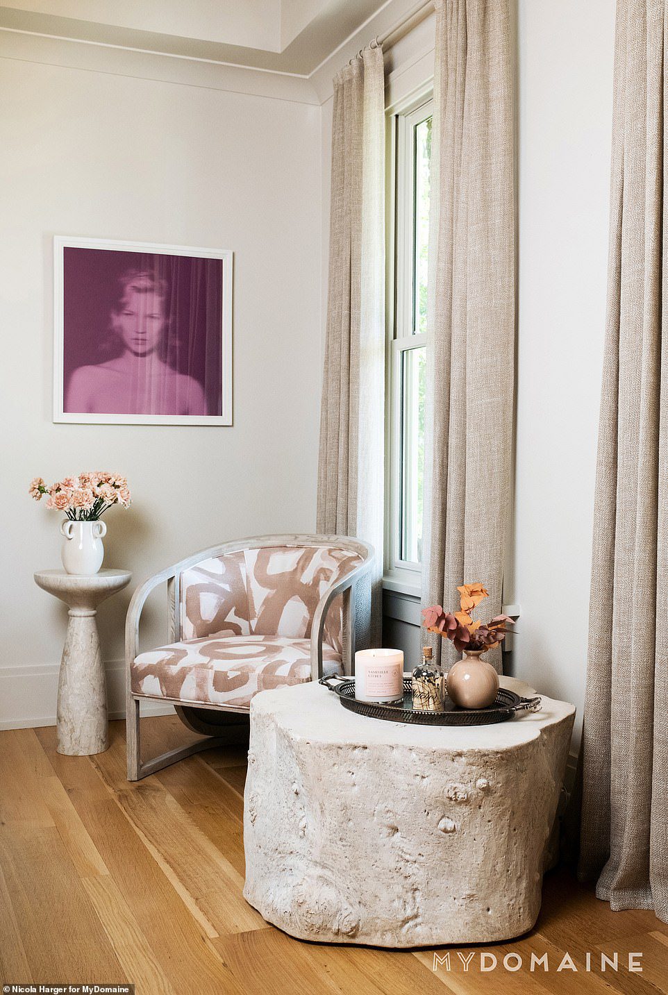 IHR BÜRO: Cavallaris Büro, in dem die blonde Schönheit Zoom-Meetings und Geschäftsangelegenheiten durchführt, ist ein ruhiger, neutral getönter Raum, komplett mit einem großen, rosa Porträt ihres berühmten Idols, Supermodel Kate Moss.