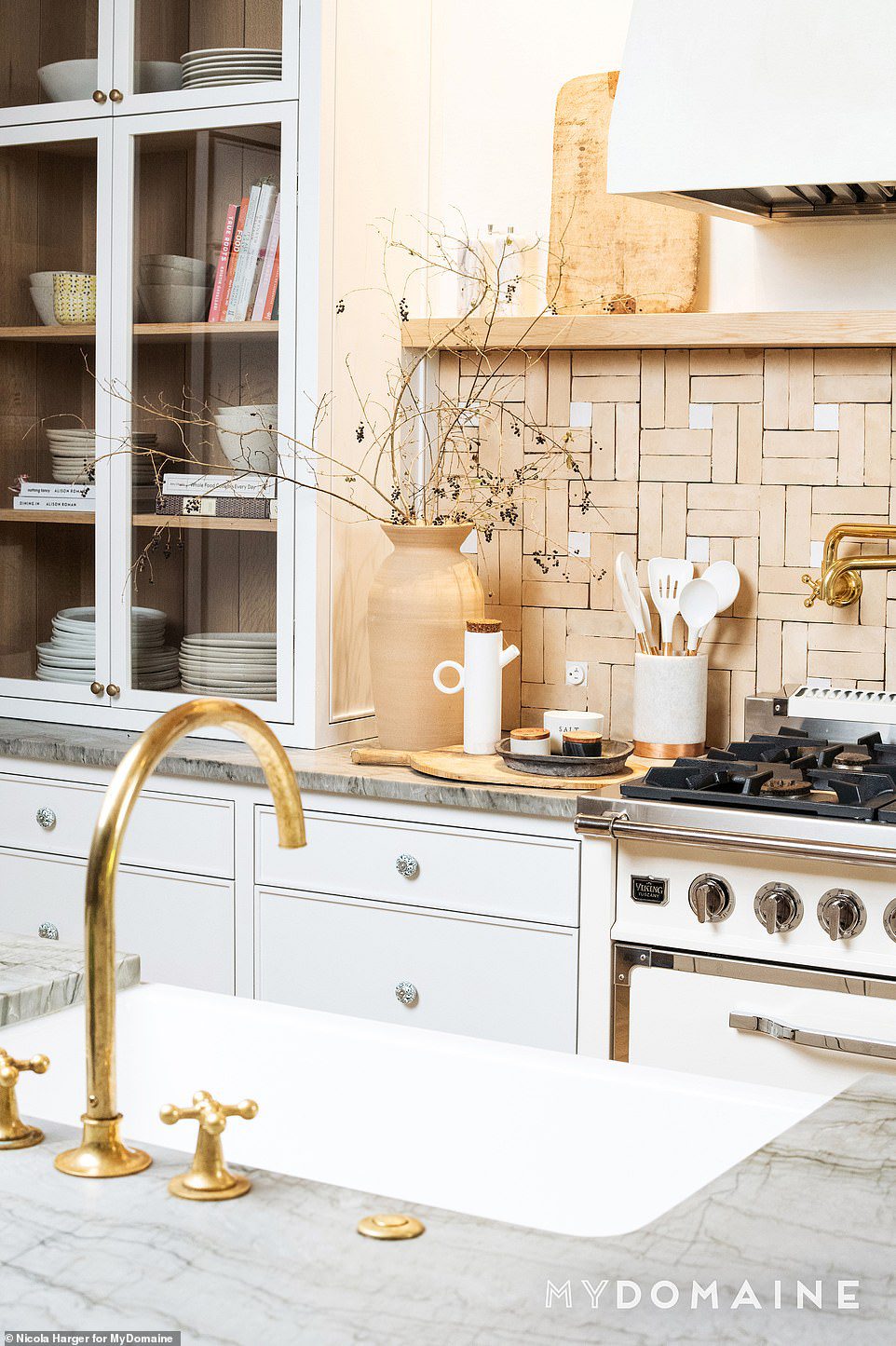 Küche: Ihre atemberaubende Küche ist komplett mit goldenen Hardware-Akzenten, handgekachelten Mosaikrückwänden, Marmorarbeitsplatten und Schränken mit Glastüren, die das Auffinden von Geschirr und Kochgeschirr erleichtern.