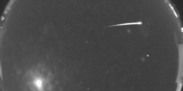 Am 17. November um 1:45 Uhr GMT nahm die All Sky Camera der NASA an der New Mexico State University dieses Bild der Leoniden-Meteore auf, die über den Himmel strichen.