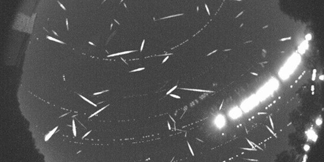 Mehr als 100 Meteore sind in diesem zusammengesetzten Bild aufgezeichnet, das während des Höhepunkts des Geminid-Meteorschauers im Jahr 2014 aufgenommen wurde. 