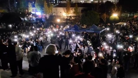 Studenten der China Communication University in Nanjing versammelten sich am Samstagabend zu einer Mahnwache, um die Opfer des Brandes in Xinjiang zu betrauern.