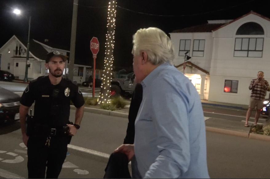 Bild von Jay Leno im Gespräch mit kalifornischen Polizisten.