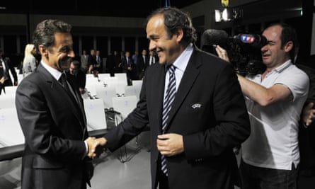 Michel Platini beim Händeschütteln mit Nicolas Sarkozy (links) im Jahr 2010.