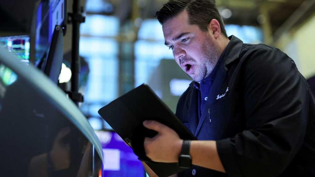 Die Aktien steigen am dritten Tag vor den Zwischenergebnissen, der Dow schließt 300 Punkte höher