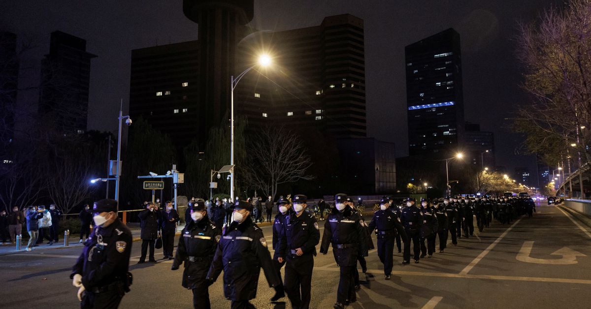Photo of Die Proteste gegen das Coronavirus eskalierten in Guangzhou, als Chinas Wut über die Sperrung überkochte