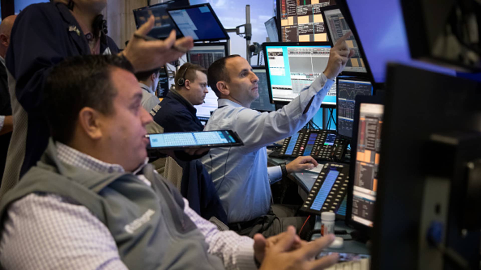 Photo of Dow schließt mehr als 150 Punkte.  Aktien machen Gewinne für die Feiertagswoche