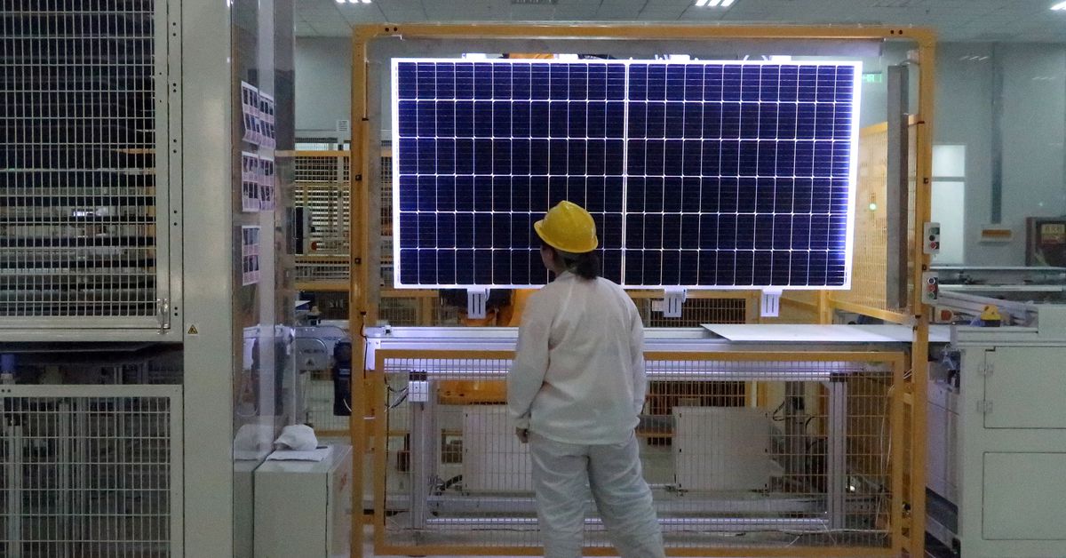 Photo of EXKLUSIV: Die USA verbieten mehr als 1.000 Solarlieferungen wegen Chinas Sklavenarbeitskonzernen