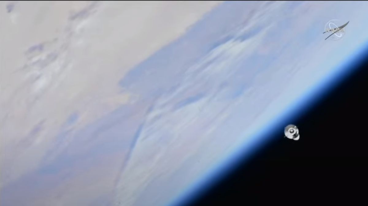 Photo of Ein Dragon-Frachtschiff von SpaceX dockt an einer Raumstation an, um Solaranlagen, Samen und mehr zu liefern