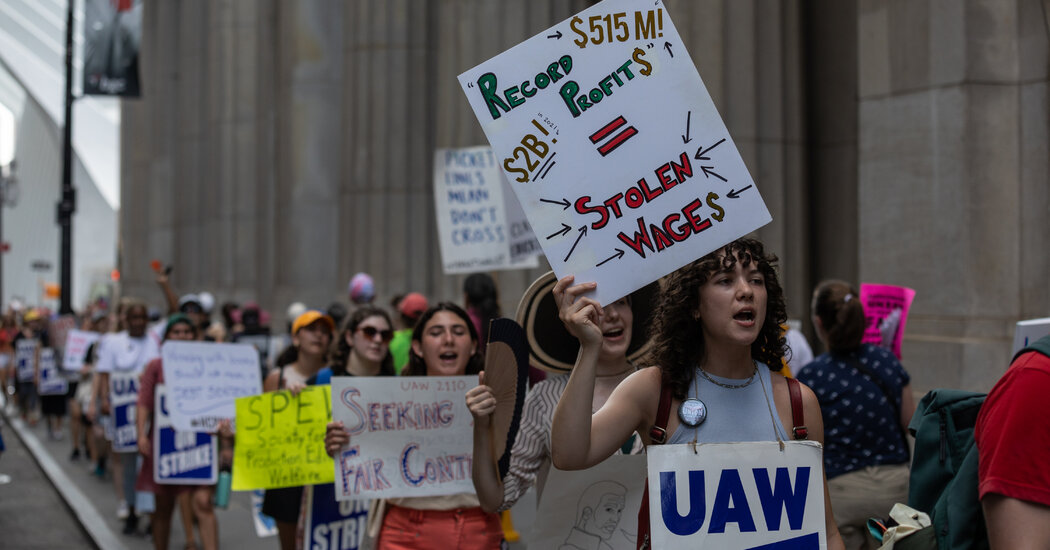 Photo of HarperCollins-Beschäftigte streiken für bessere Löhne und Sozialleistungen