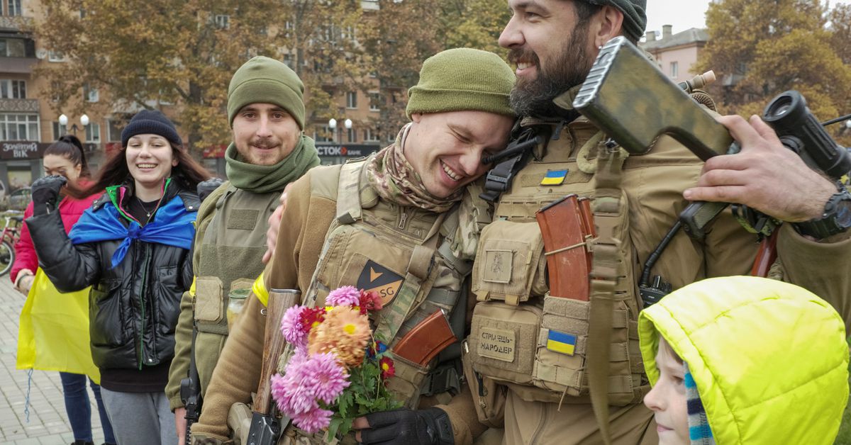 Photo of Ukrainische Streitkräfte erhielten nach dem Abzug der Russen Blumen in Cherson