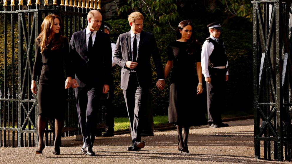 FOTO: William, Prinz von Wales, Catherine, Prinzessin von Wales, Prinz Harry und Meghan, Herzogin von Sussex, gehen nach dem Tod der britischen Königin Elizabeth II. in Windsor, Großbritannien, am 10.