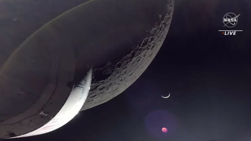Photo of Die Orion-Kapsel der NASA fliegt am Mond vorbei