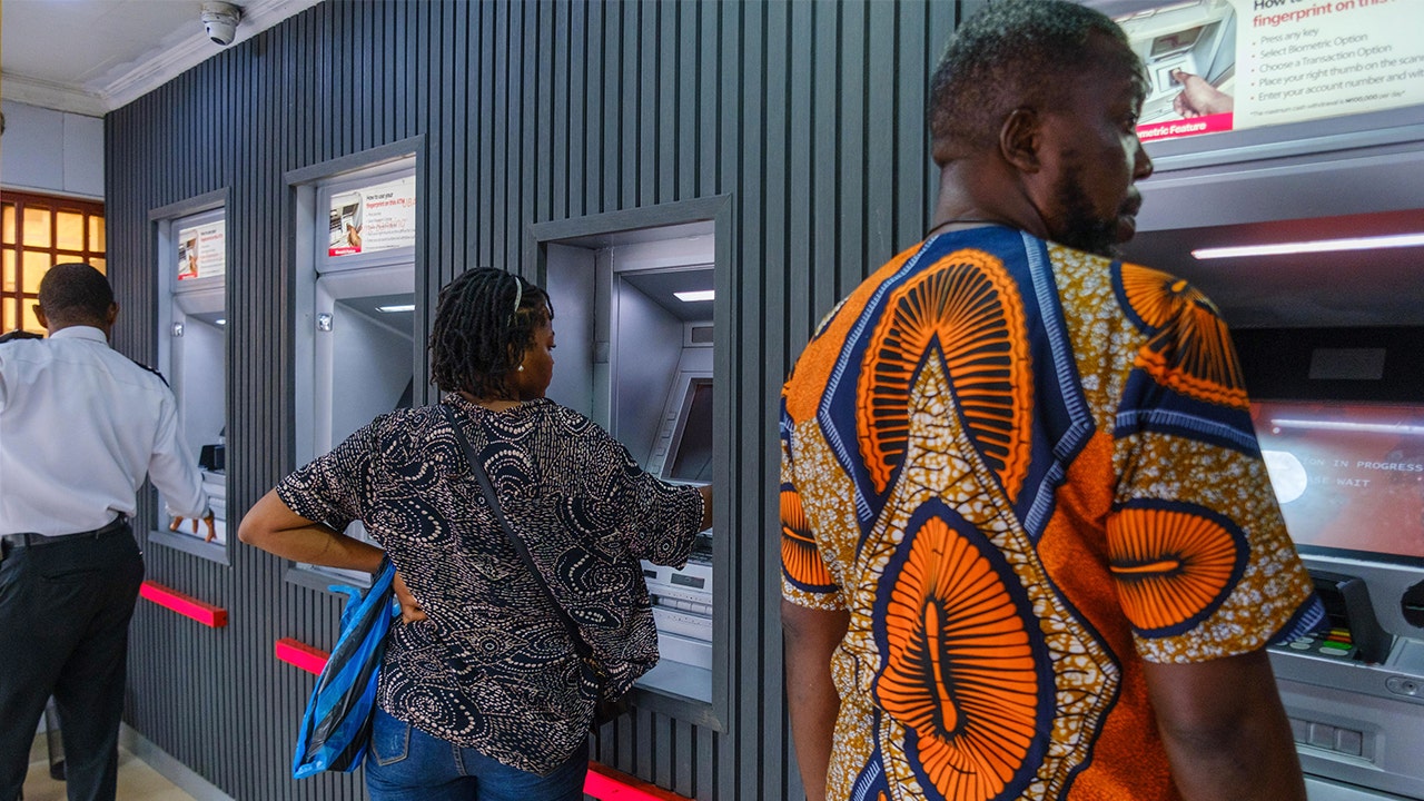 Photo of Nigeria begrenzt Abhebungen an Geldautomaten auf 45 USD pro Tag, um in digitale Währung einzuzahlen