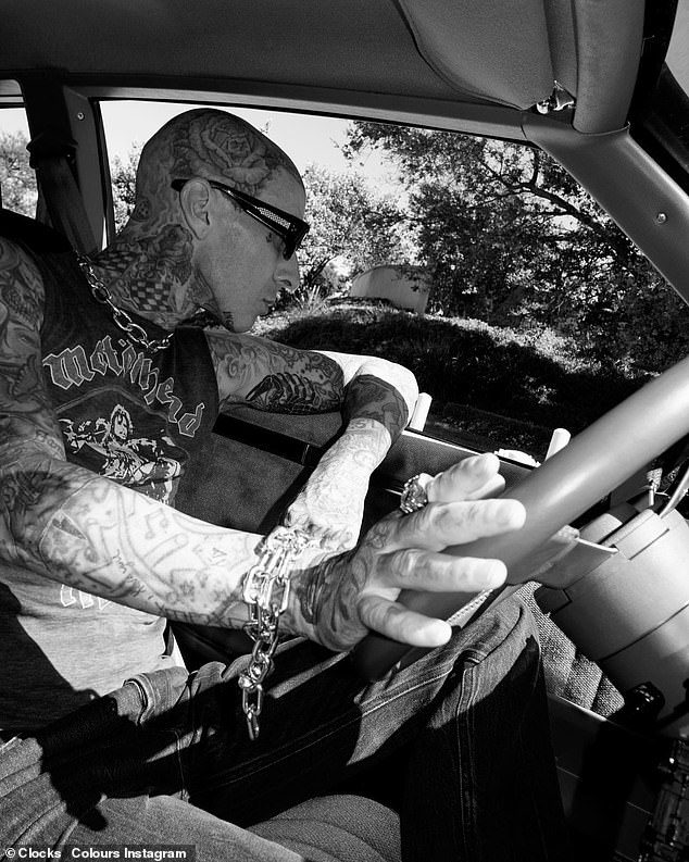 Autofahren: Wie seine Schwägerinnen Kendall und Kylie Jenner ist Travis ein großer Auto-Enthusiast, also hat er eine Aufnahme von sich hinter dem Lenkrad gemacht, um eine Vielzahl neuer Gegenstände zu zeigen, darunter eine einfache Kettenhalskette, sein baumelndes Armband und seine Totenkopfringkette