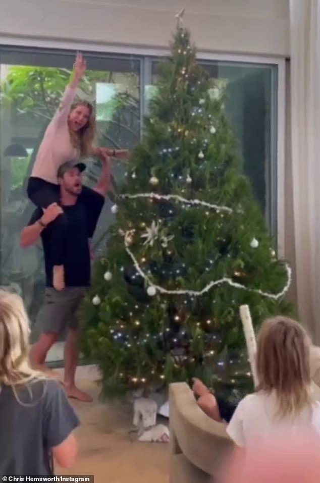 Unter dem Jubel der Familie gelingt es Elsa, den Stern oben auf dem Baum zu platzieren