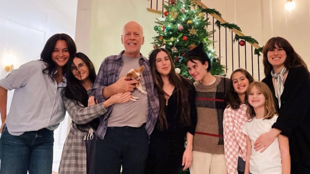 Demi Moore teilt seltenes Familienfoto mit Bruce Willis vor den Feiertagen: „Get into the Holiday Spirit!“