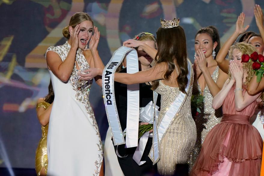 Miss Wisconsin Grace Stank, links, erhält ihren Miss America 2023-Schal von Miss America 2022 Emma Broyles