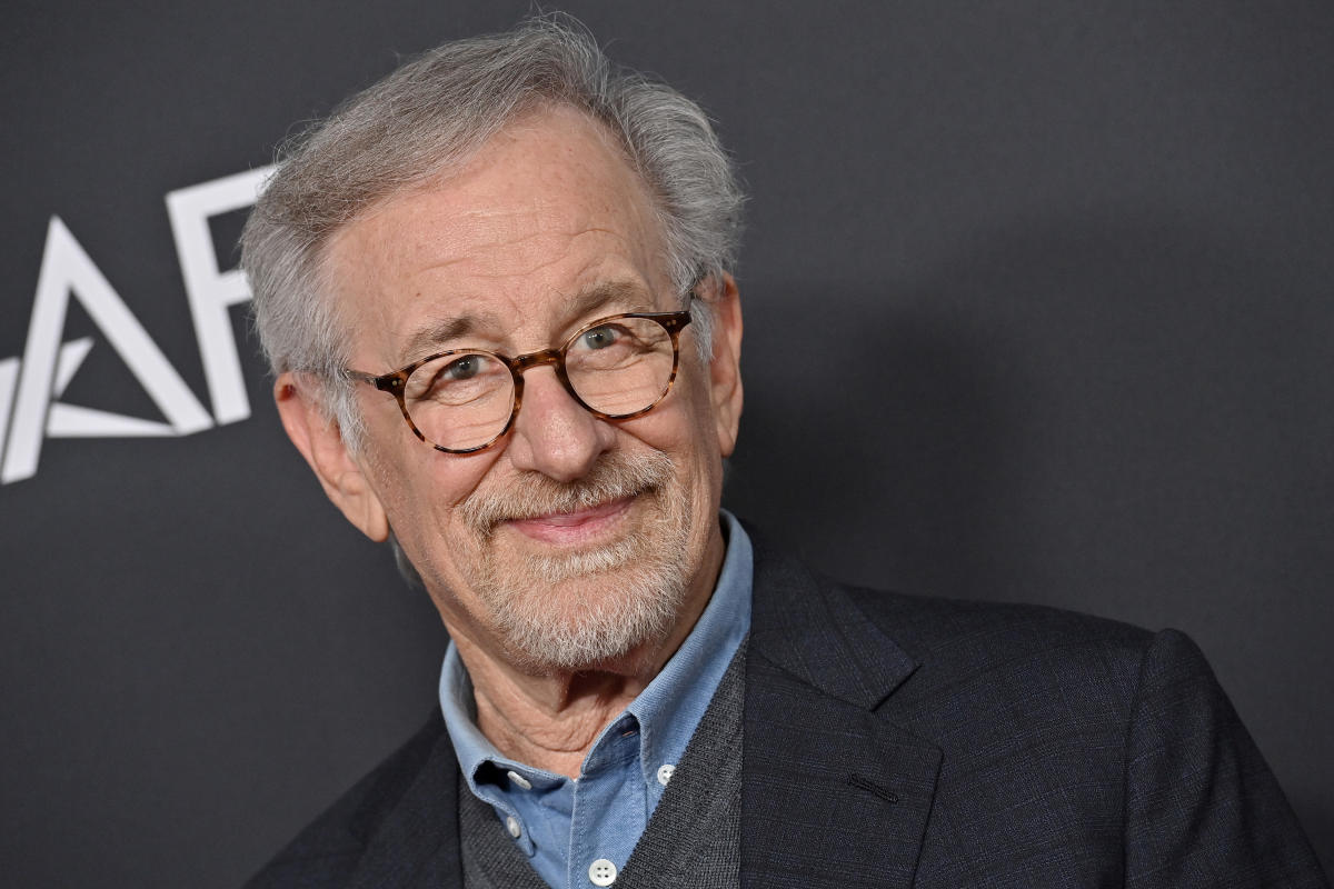 Photo of Steven Spielberg sagt, er bedauere „wirklich“ die Wirkung, die „Jaws“ auf Haie hatte