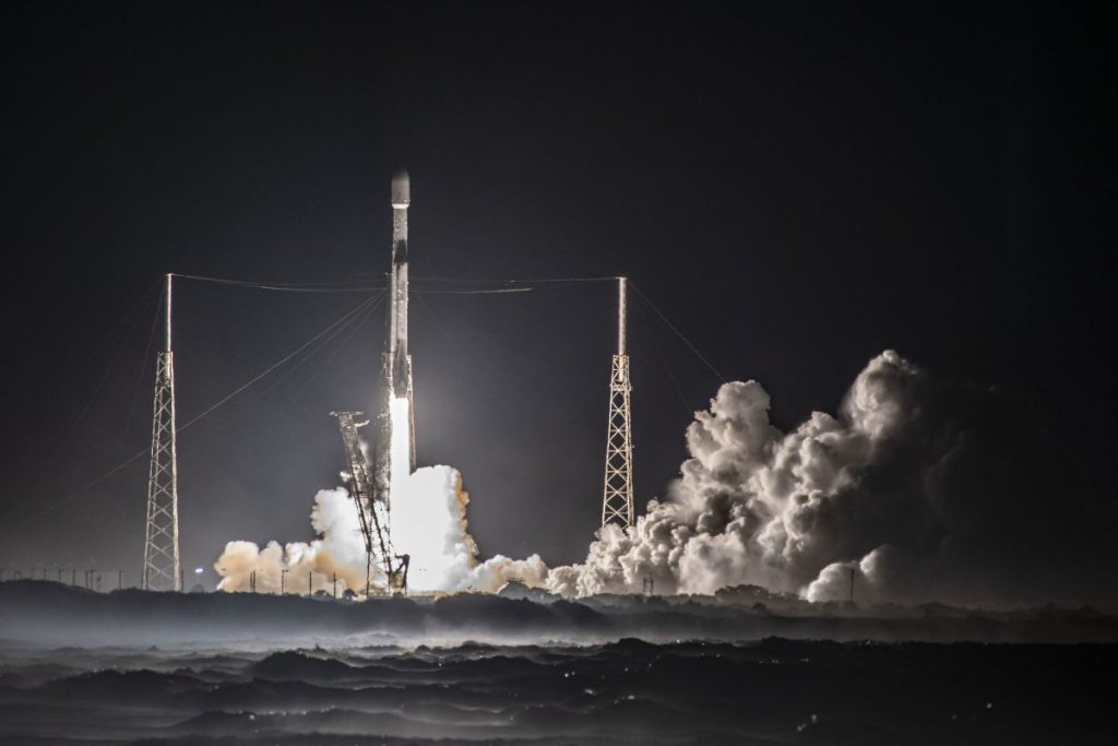 Beobachten Sie heute (16. Dezember), wie eine SpaceX-Rakete zwei Kommunikationssatelliten in die Umlaufbahn bringt