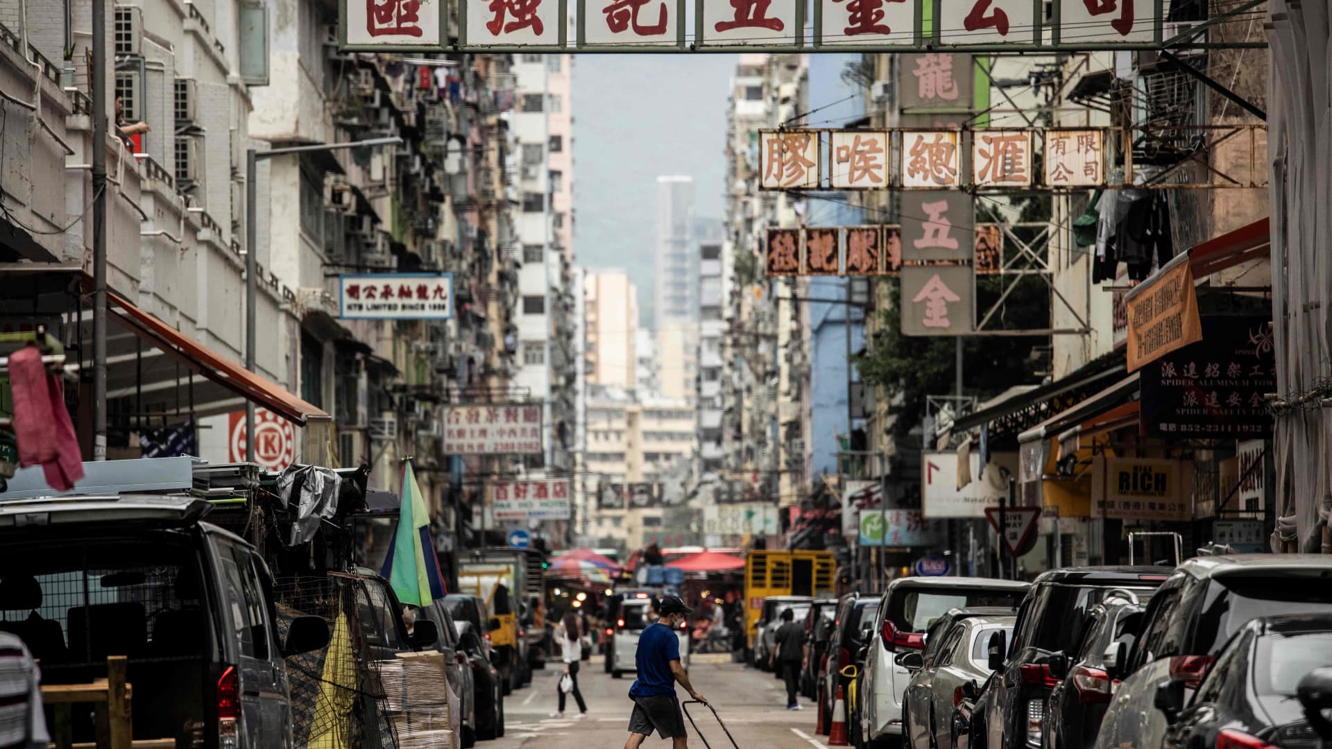 Photo of Die Aktien von Hongkong stiegen um fast 3 %, nachdem Berichten zufolge die Stadt erwogen hatte, ein Covid-Gesetz zu lockern
