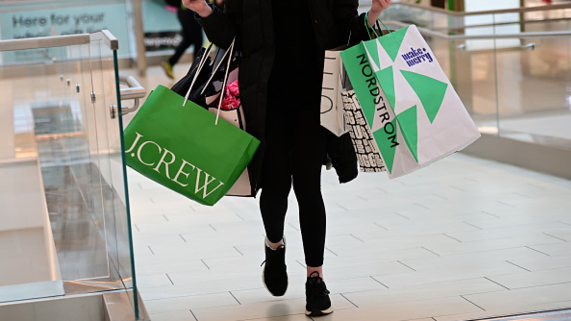 Photo of Die Verkäufe gingen um 0,6 % zurück, da die Verbraucher den Inflationsdruck verspüren