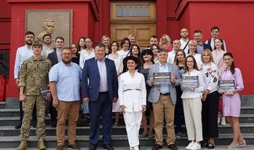 Photo of Die Rinat Achmetow-Stiftung und die Erste Internationale Schule für Kommunikation in der Ukraine arbeiten gemeinsam am Thema „Wie man Kriegsgeschichten sammelt“.
